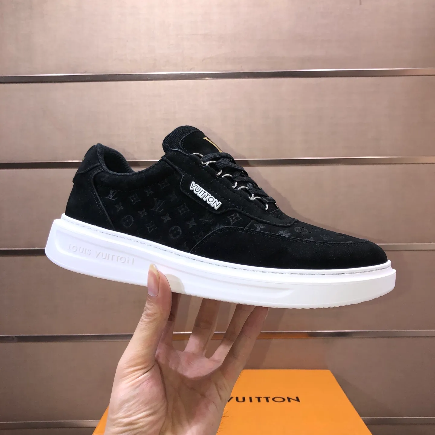 Factory batch 640💰original development, quality shipment, welcome to compare - LV sneaker series sports shoes introduce the loose silhouette of the ready-to-wear series into the spring and summer men's wear shows and make an eye-catching appearance. The cow leather upper is combined with rough fabric laces, and colorful beading highlights the brand's classic elements. LV letters mark the tongue and Monogram floral outsole. Mixed materials Made of top-grain cowhide, thick shoelace design, large Monogram print on the side, mesh lining and cotton feet, the comfort is as extreme as ever, premium heritage, quality first, worth owning! Size: Men’s 38-45 (45 is custom-made and cannot be returned or exchanged)